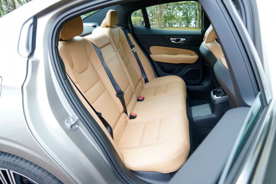Интерьер Volvo S60 T6 Inscription 2016 года  (JP) (фото 16 из 35)
